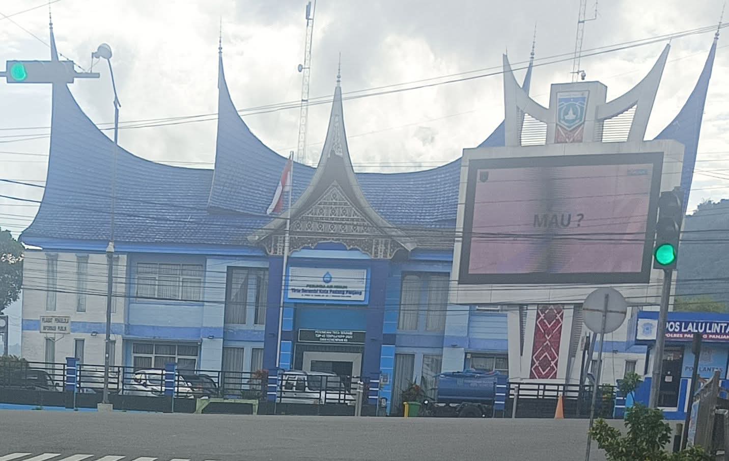 gedung megah Perumdam Tirta Serambi Kota Adang Panjang.
